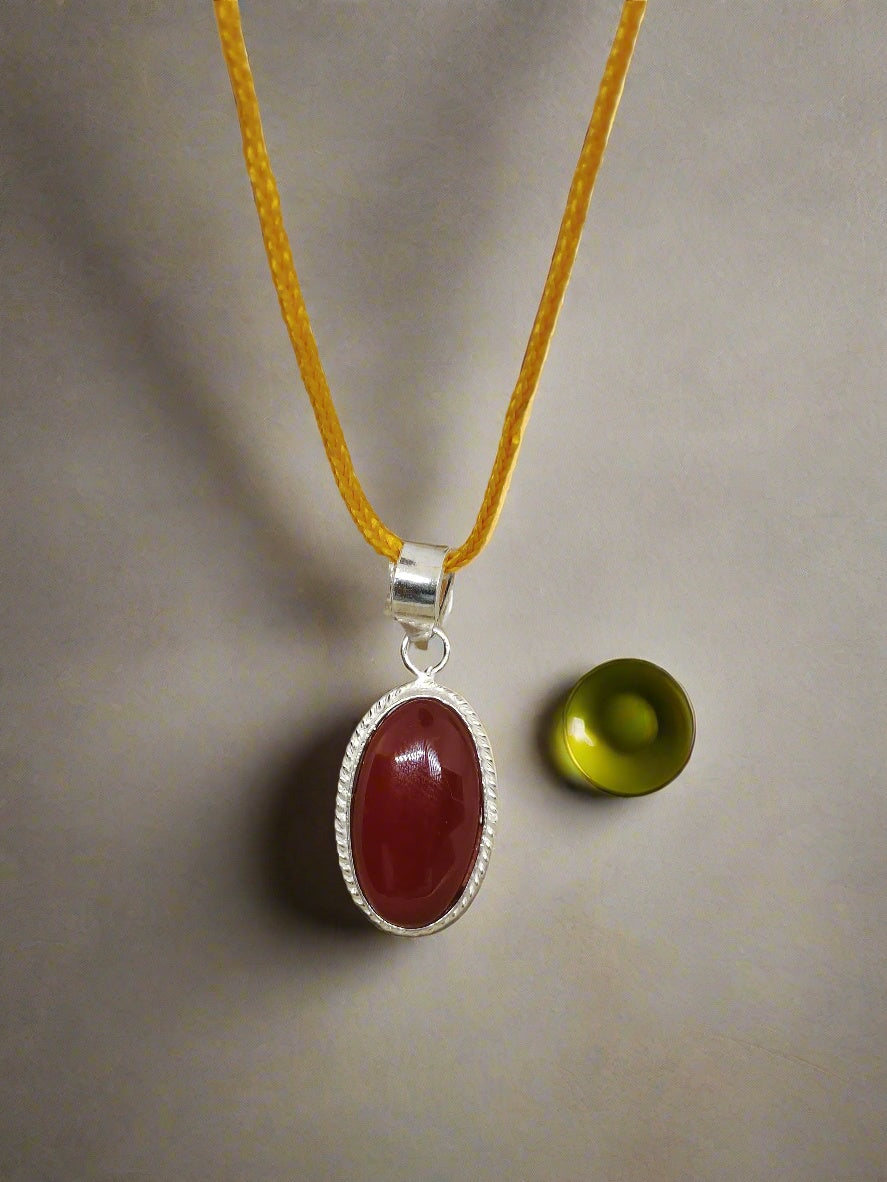 NATURAL RED HAKIK WITH PENDANT