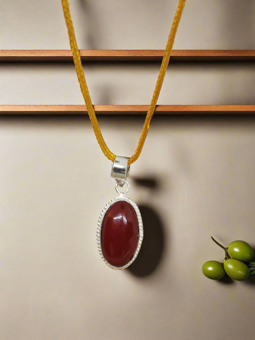 NATURAL RED HAKIK WITH PENDANT