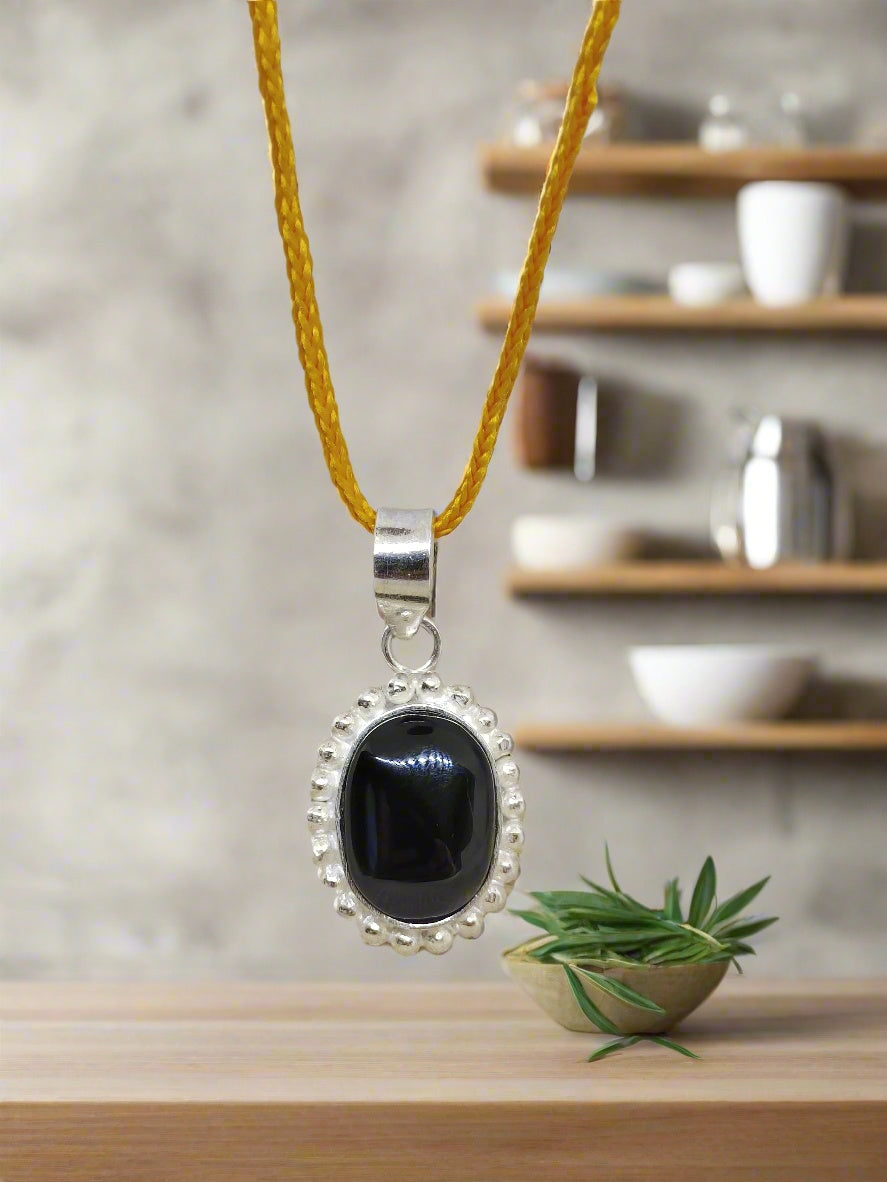 BLACK HAKIK WITH PENDANT