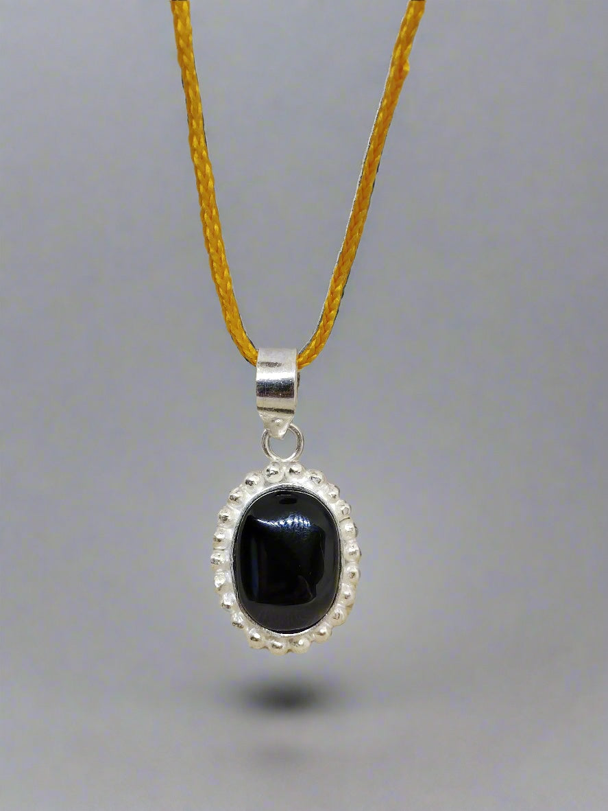 BLACK HAKIK WITH PENDANT
