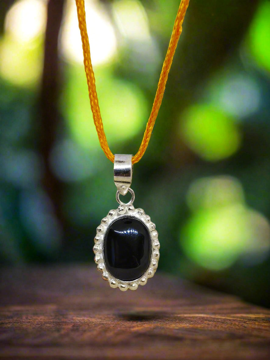 BLACK HAKIK WITH PENDANT