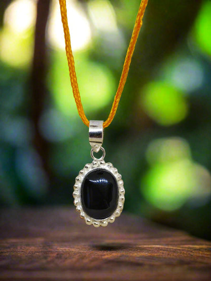 BLACK HAKIK WITH PENDANT